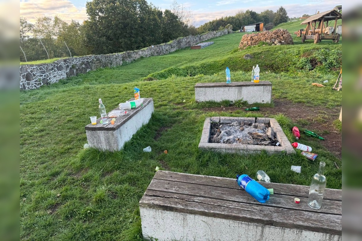 FOTO: Návštevníci po sebe nechávajú odpad, foto 2
