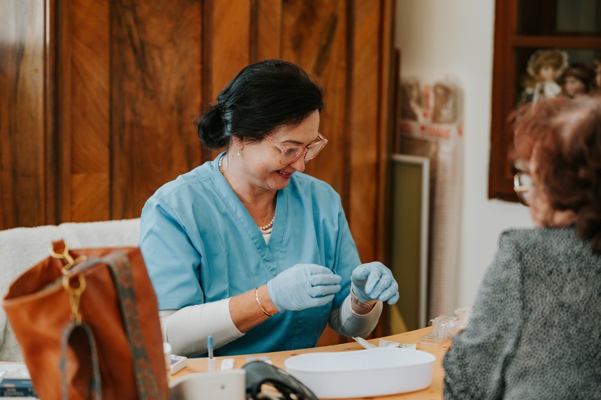 FOTO: Lekárka z BBSK ordinovala priamo v karavane, foto 10