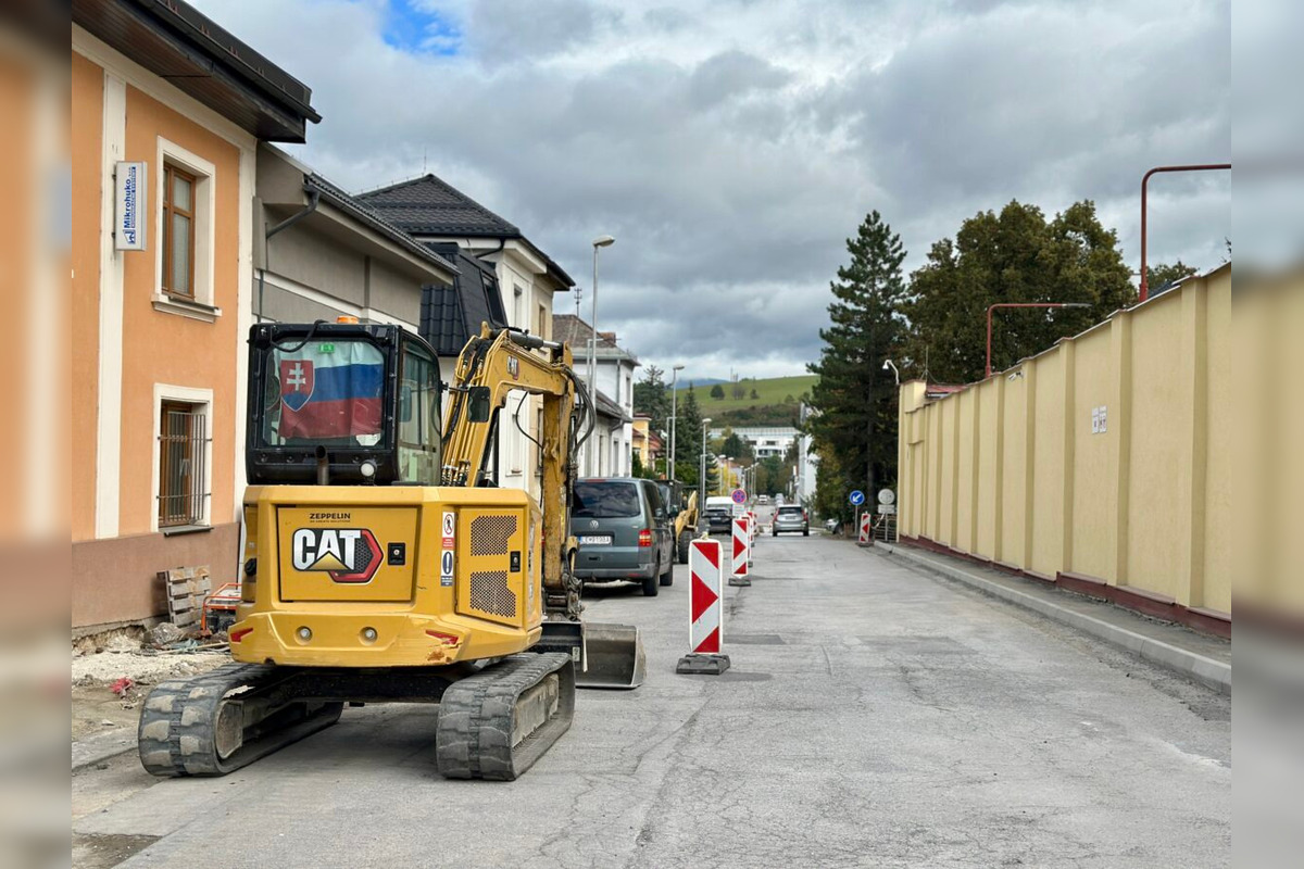 FOTO: Rekonštrukcia ulice v Banskej Bystrici si vyžiada dopravné obmedzenia , foto 1