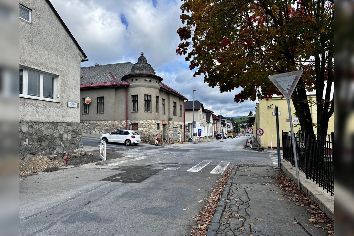 FOTO: Rekonštrukcia ulice v Banskej Bystrici si vyžiada dopravné obmedzenia , foto 2
