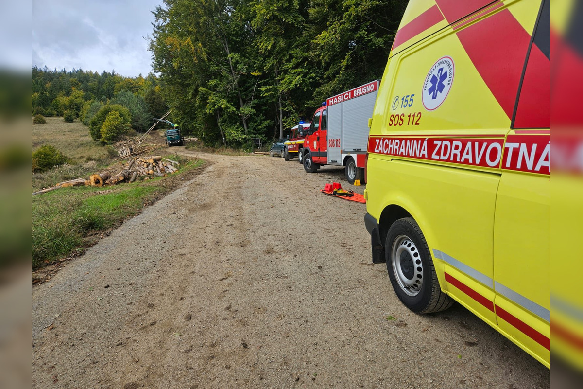 FOTO: Muža v Brusne pri rezaní stromu zasiahol padajúci konár a zlomil mu nohu, foto 3