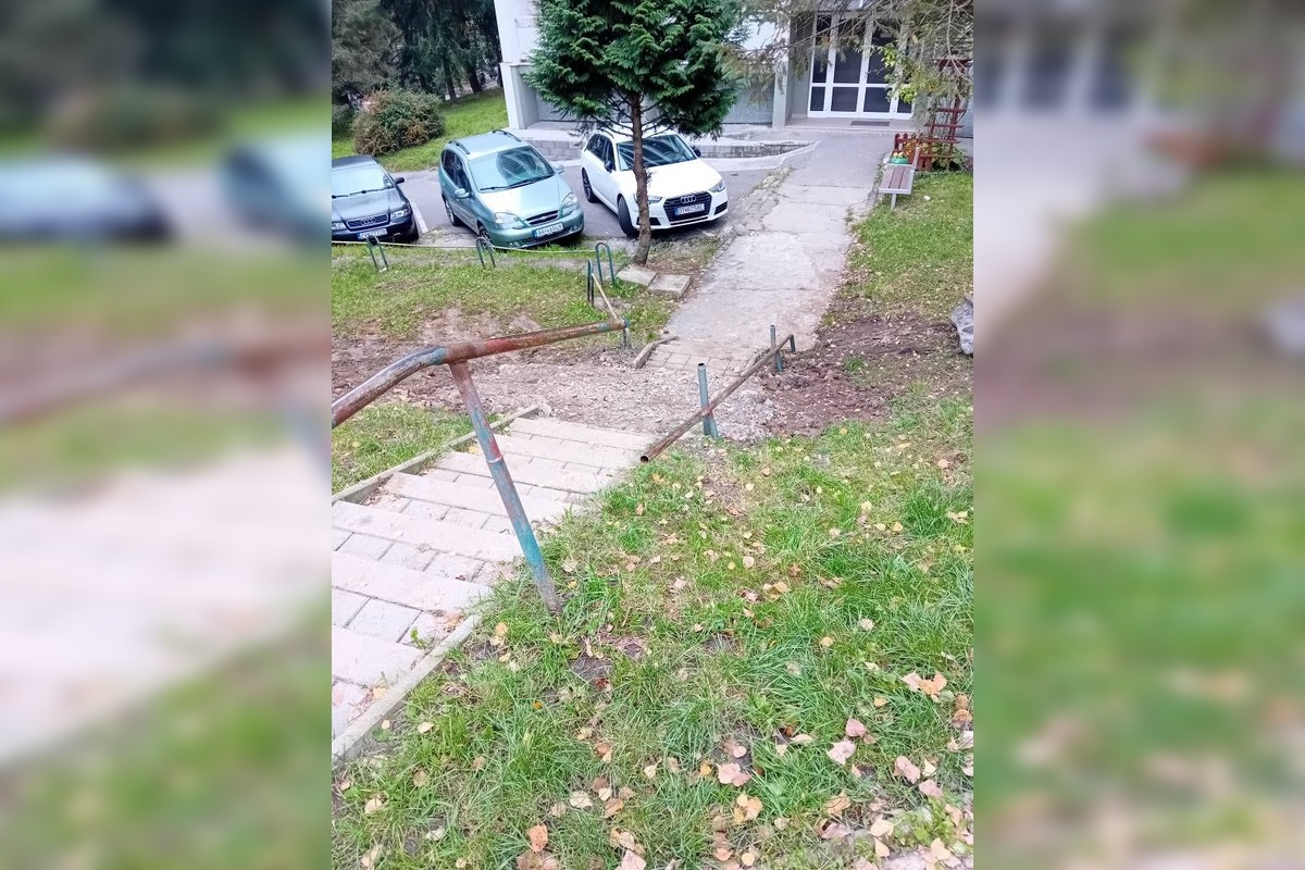 FOTO: Po oprave potrubia zostali rozbité schody, foto 1