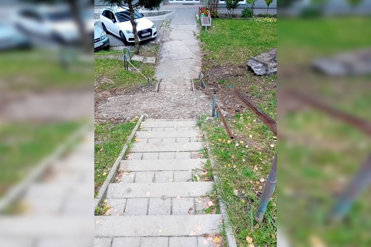 FOTO: Po oprave potrubia zostali rozbité schody, foto 4