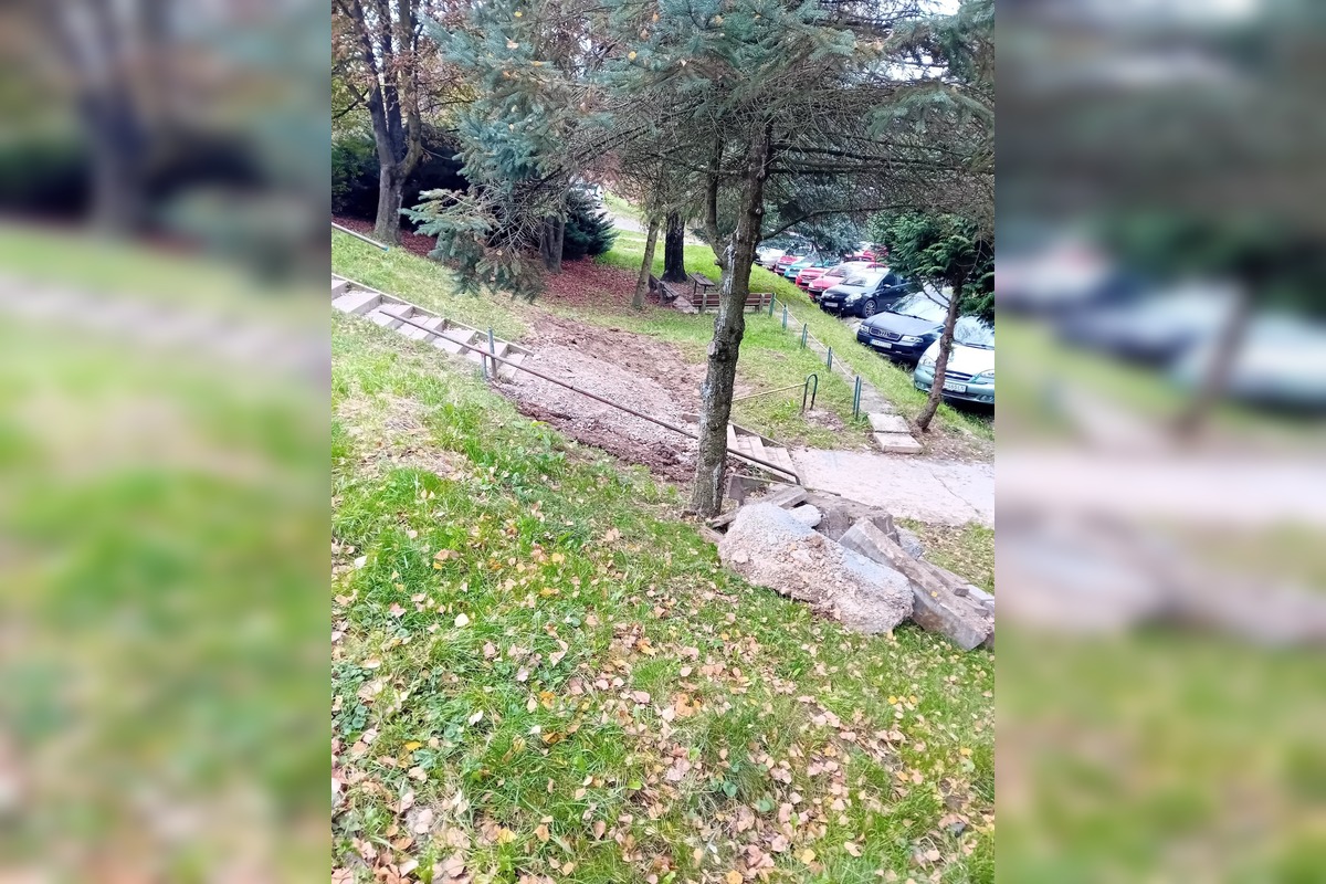 FOTO: Po oprave potrubia zostali rozbité schody, foto 3