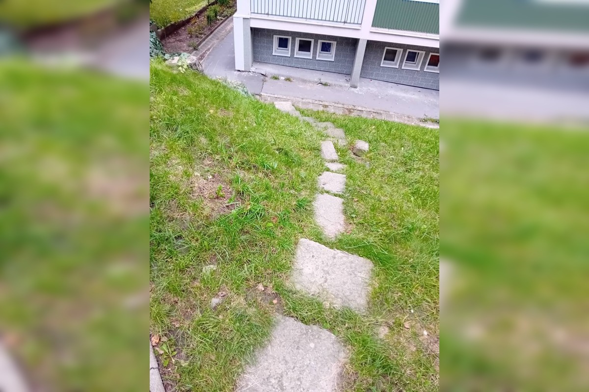 FOTO: Po oprave potrubia zostali rozbité schody, foto 2