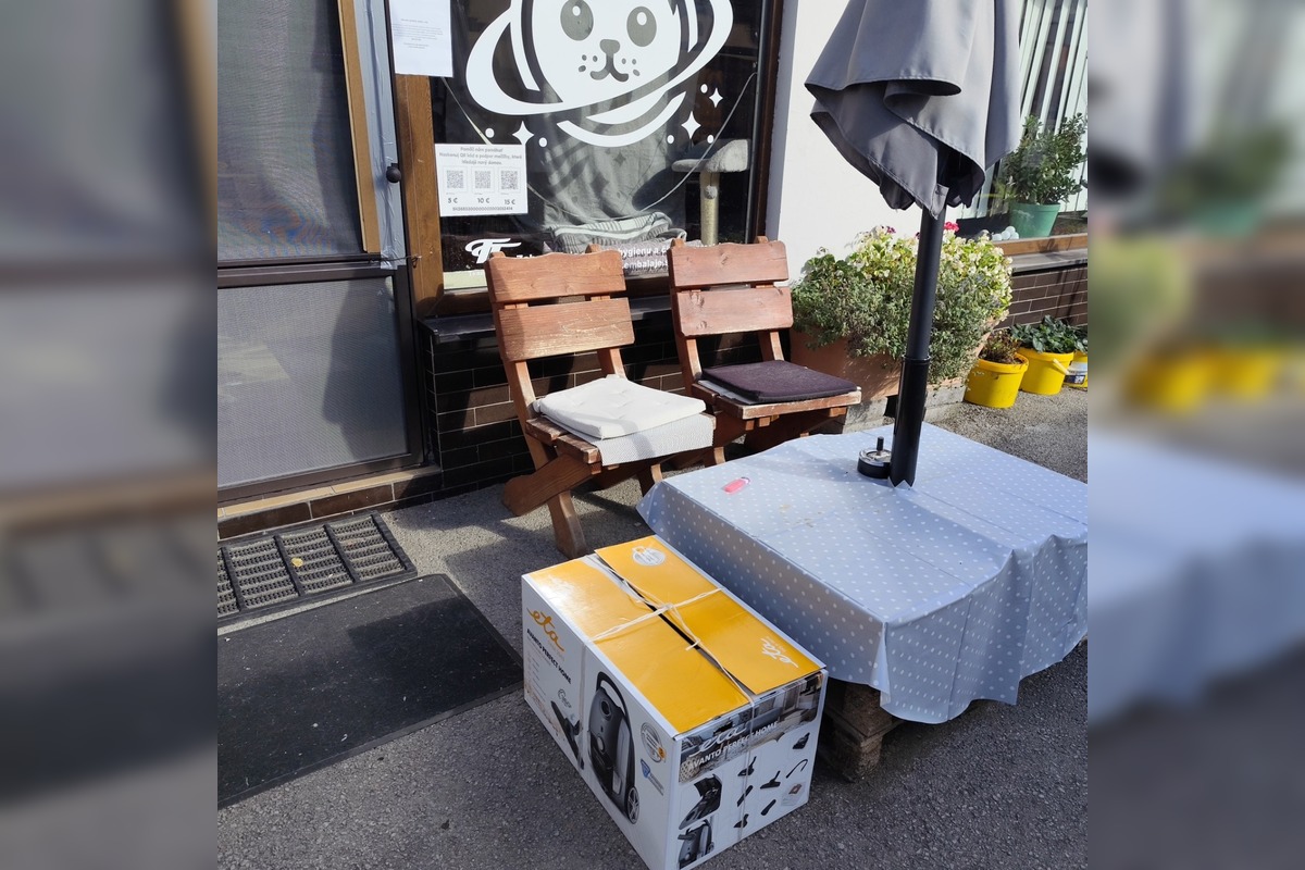 FOTO: Krabica pred kaviarňou ukrývala prekvapenie, foto 3