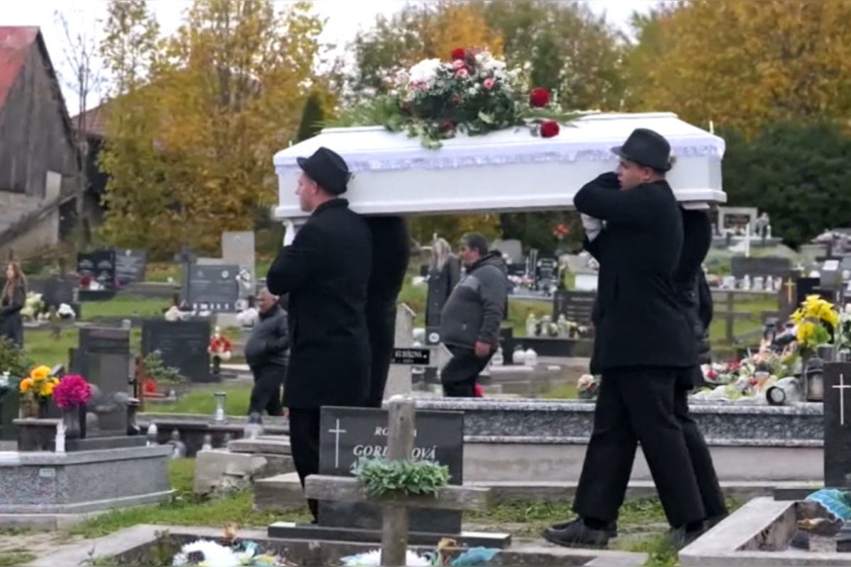 FOTO: V Šumiaci pochovali obete tragédie, záchranári ratovali trúchliacich, foto 1