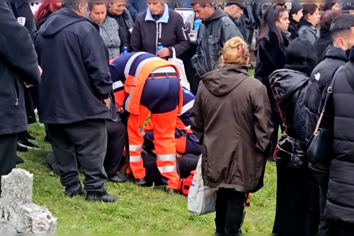 FOTO: V Šumiaci pochovali obete tragédie, záchranári ratovali trúchliacich, foto 2