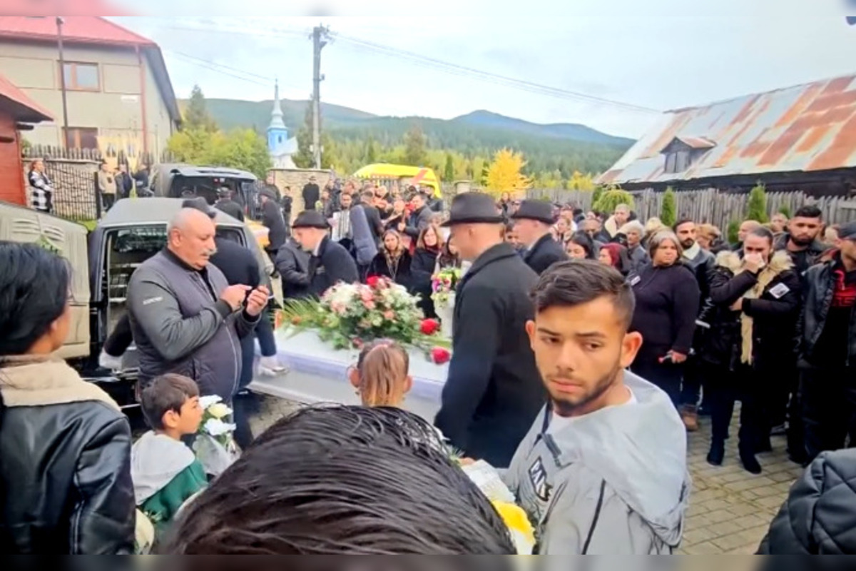 FOTO: V Šumiaci pochovali obete tragédie, záchranári ratovali trúchliacich, foto 3