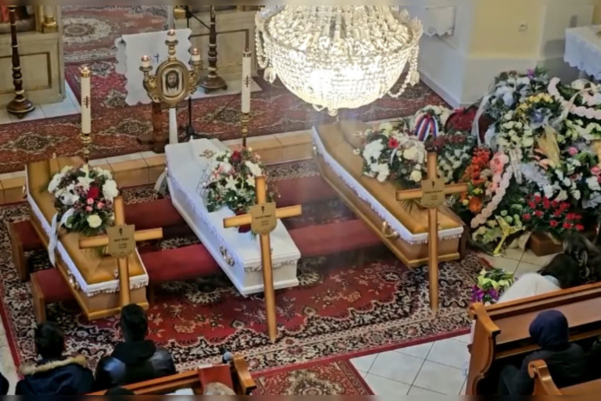 FOTO: V Šumiaci pochovali obete tragédie, záchranári ratovali trúchliacich, foto 4