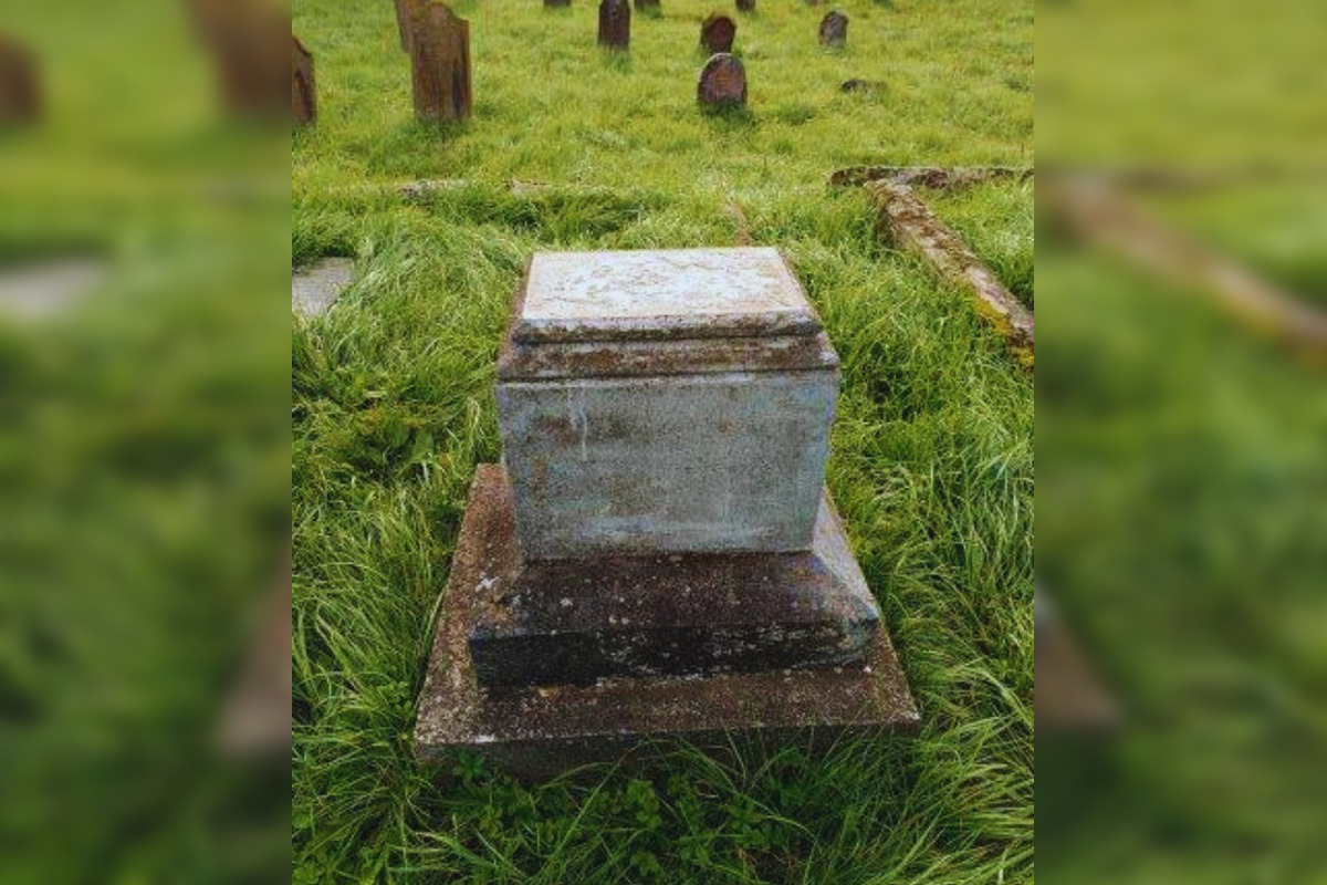 FOTO: Vandali v obci pri Rimavskej Sobote poškodili na cintoríne židovské pomníky, foto 2