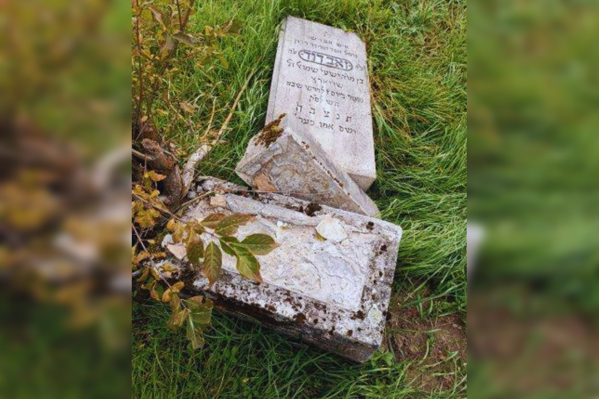 FOTO: Vandali v obci pri Rimavskej Sobote poškodili na cintoríne židovské pomníky, foto 3