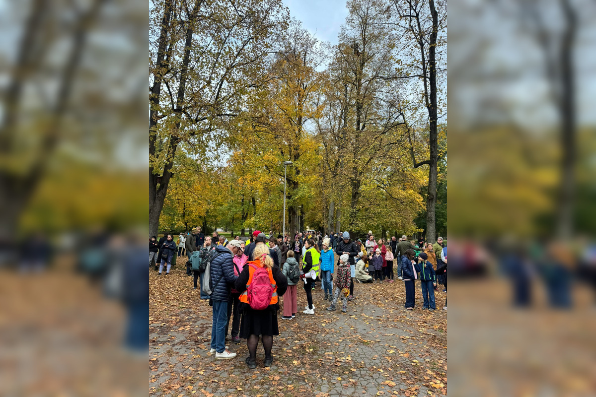 FOTO: Nespokojní Bystričania spravili v Mestskom parku živú reťaz, foto 1