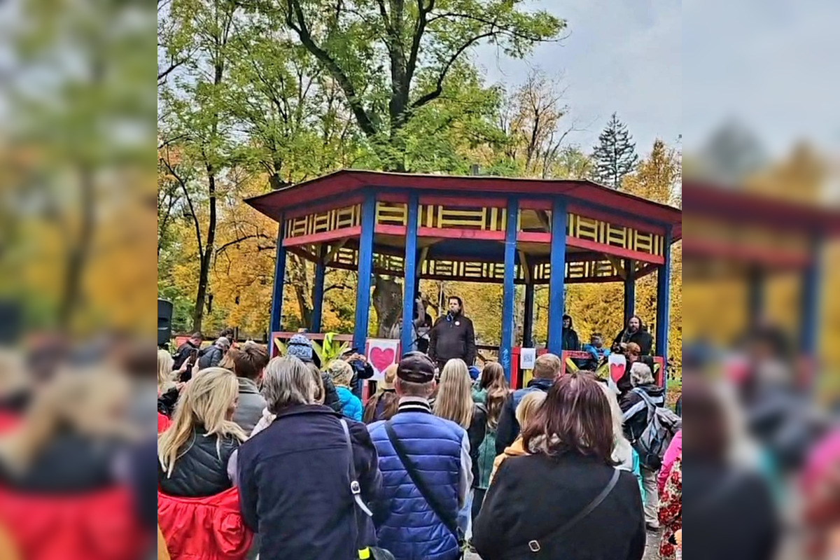 FOTO: Nespokojní Bystričania spravili v Mestskom parku živú reťaz, foto 2
