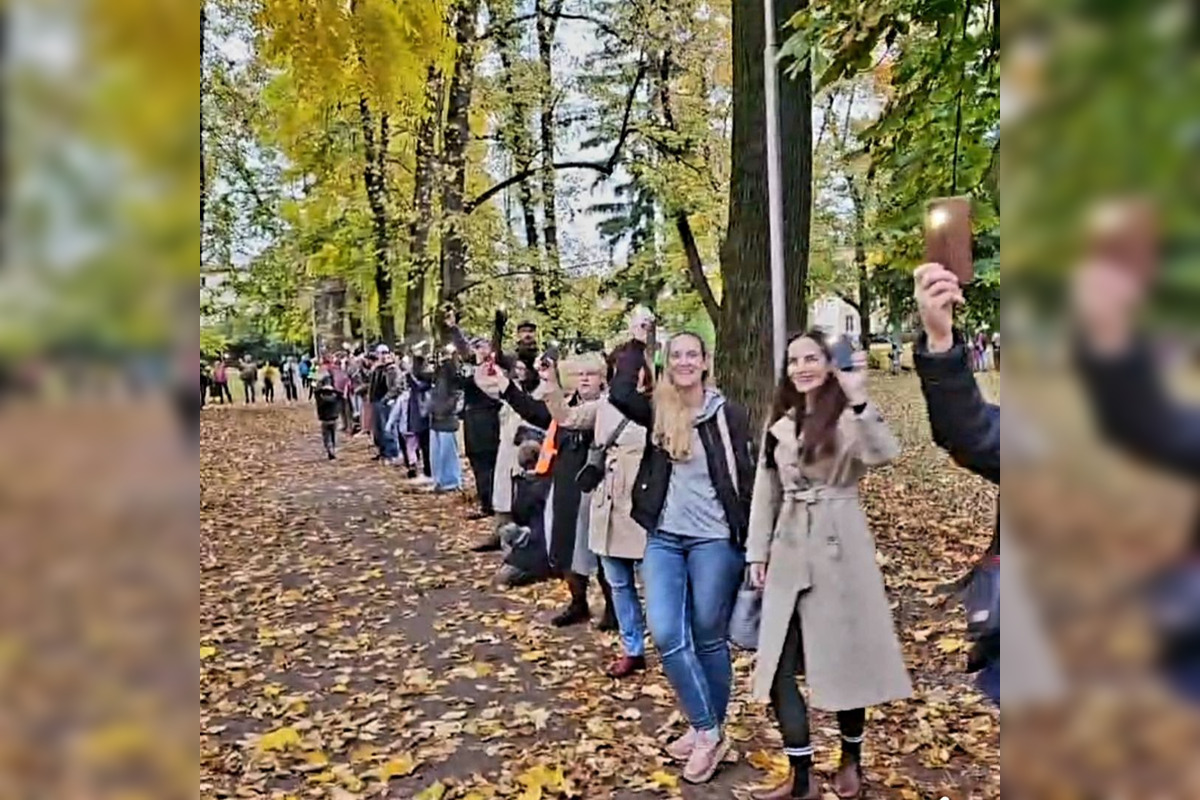 FOTO: Nespokojní Bystričania spravili v Mestskom parku živú reťaz, foto 3
