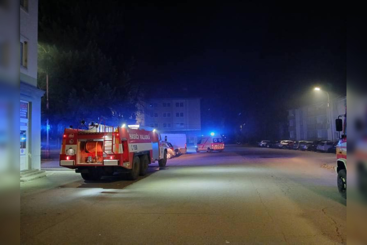 FOTO: V obci pri Brezne vybuchla v byte plynová fľaša, viaceré osoby utrpeli ťažké zranenia, foto 1