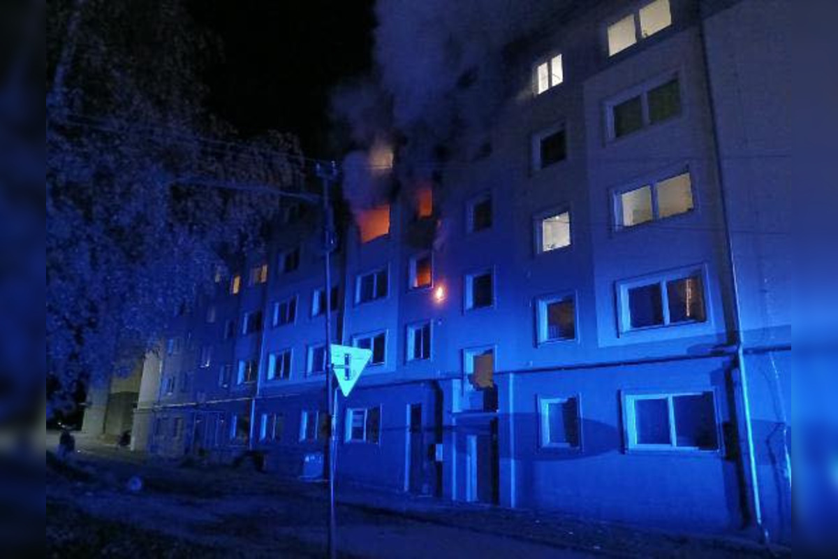 FOTO: V obci pri Brezne vybuchla v byte plynová fľaša, viaceré osoby utrpeli ťažké zranenia, foto 2