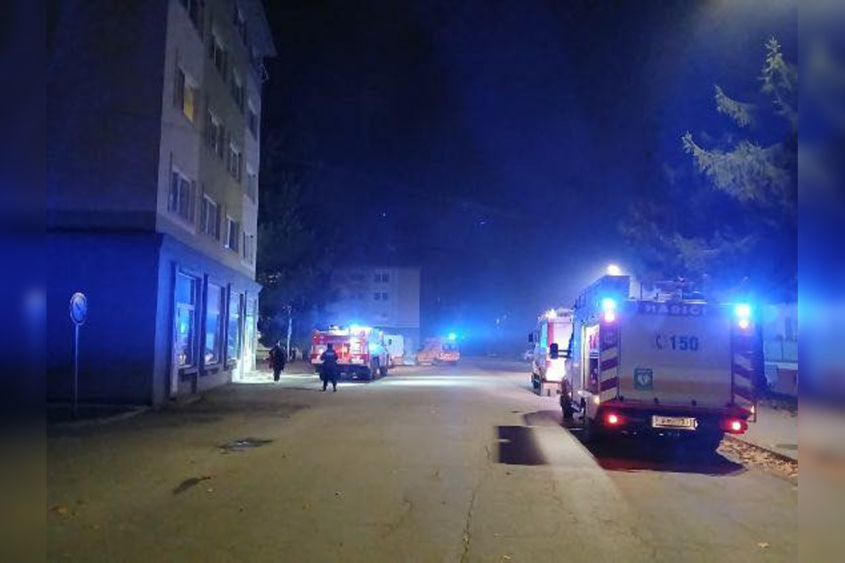 FOTO: V obci pri Brezne vybuchla v byte plynová fľaša, viaceré osoby utrpeli ťažké zranenia, foto 3