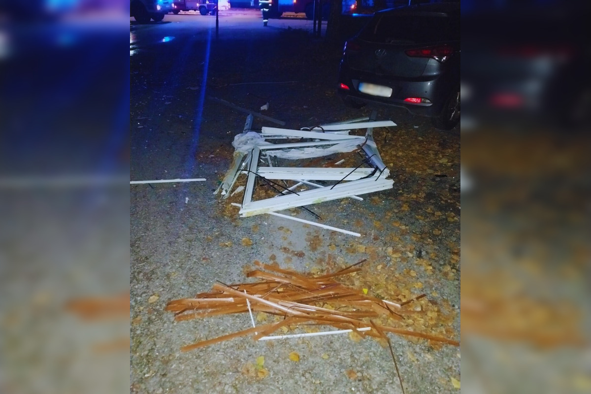 FOTO: V obci pri Brezne vybuchla v byte plynová fľaša, viaceré osoby utrpeli ťažké zranenia, foto 5