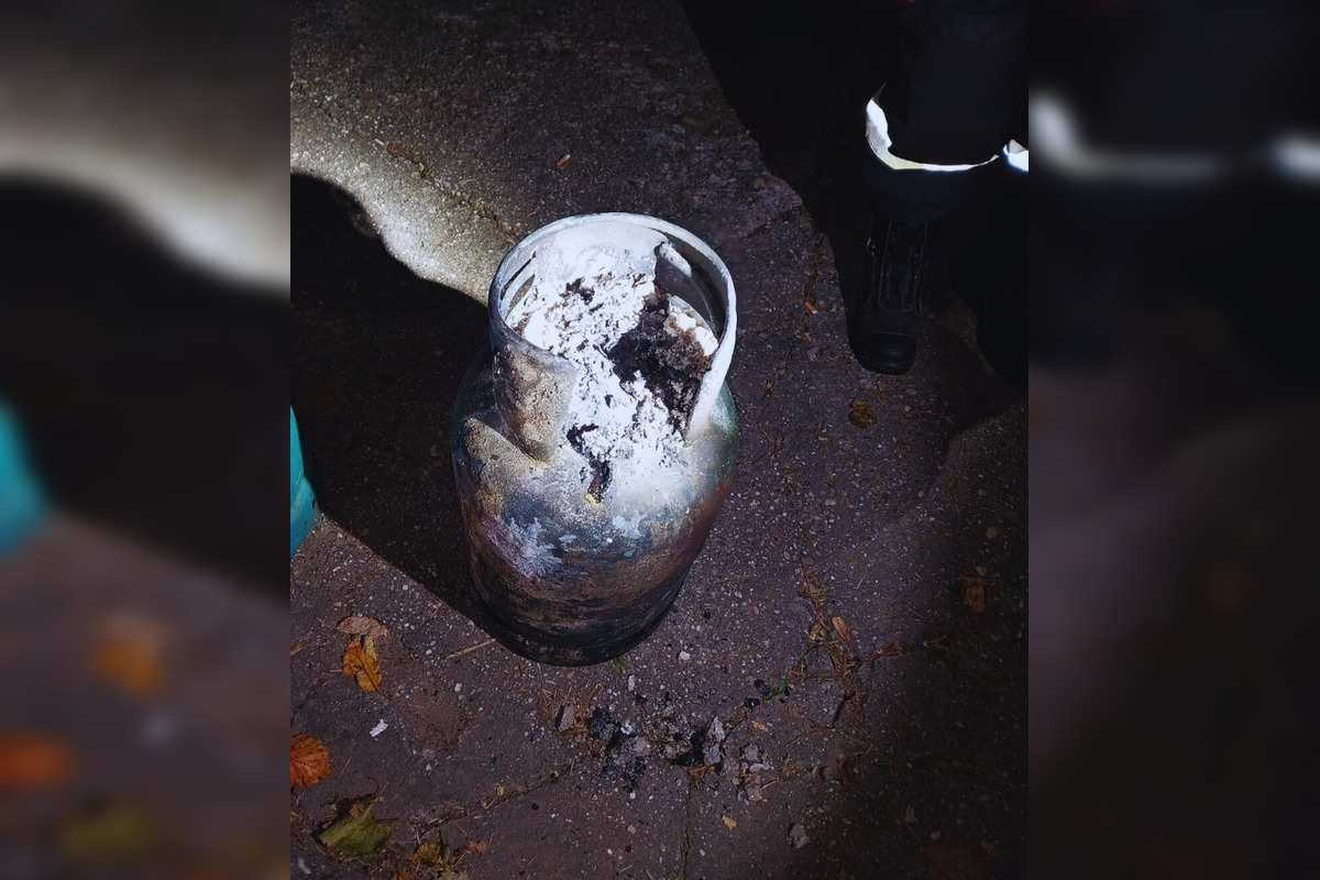 FOTO: V obci pri Brezne vybuchla v byte plynová fľaša, viaceré osoby utrpeli ťažké zranenia, foto 7