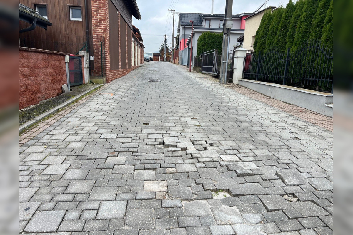 FOTO: V Sásovej vymieňajú poškodenú dlažbu, pozor na dopravné obmedzenia, foto 1