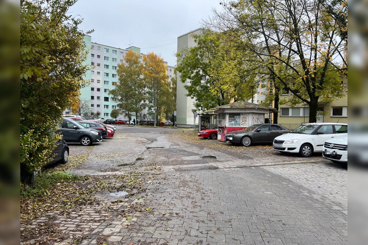 FOTO: V Sásovej vymieňajú poškodenú dlažbu, pozor na dopravné obmedzenia, foto 2