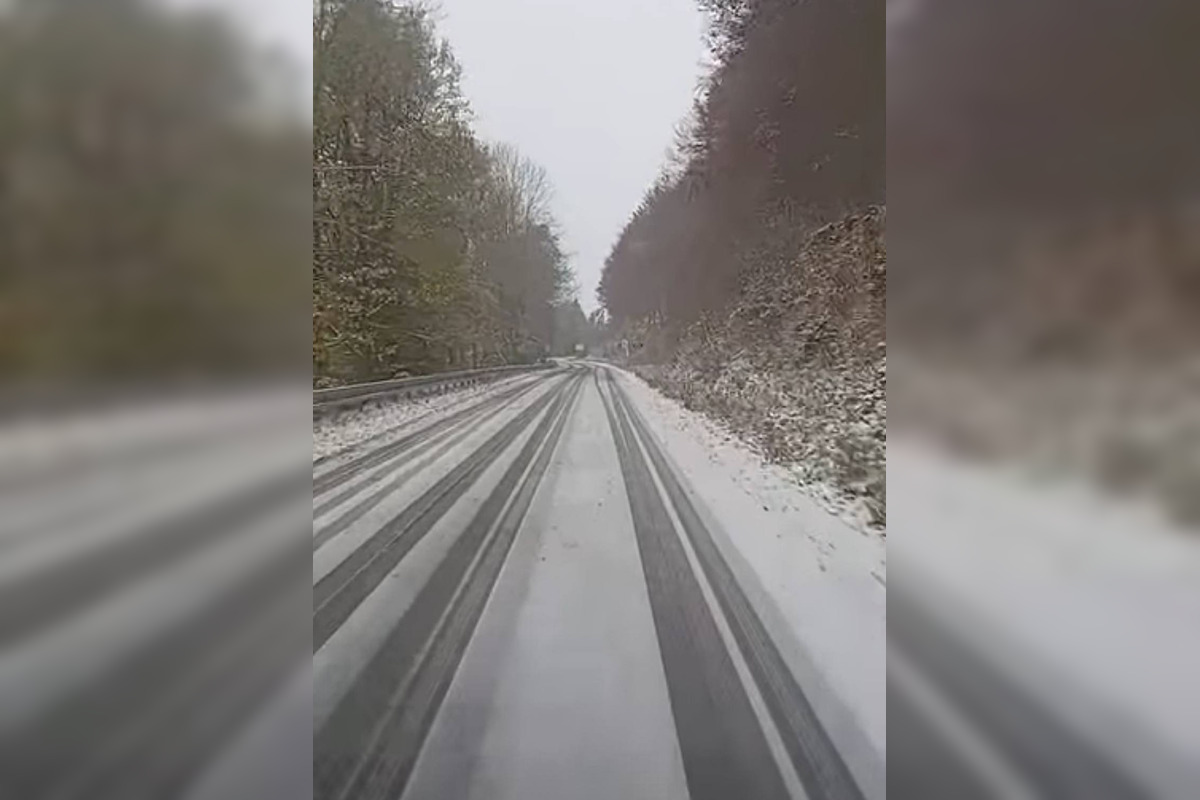 FOTO: Na ceste na Skalku pri Kremnici nasnežilo, vodiči musia zvýšiť opatrnosť, foto 1