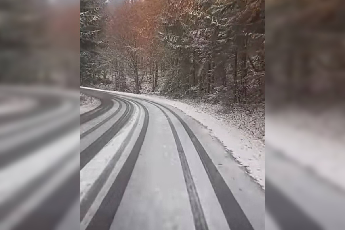 FOTO: Na ceste na Skalku pri Kremnici nasnežilo, vodiči musia zvýšiť opatrnosť, foto 2
