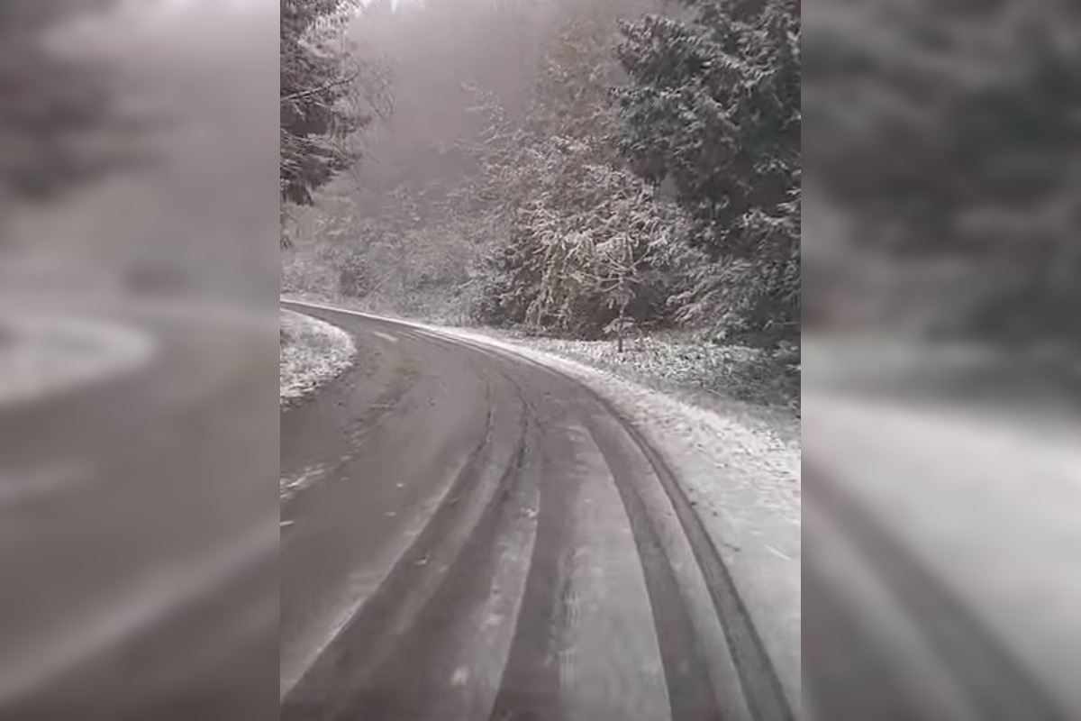FOTO: Na ceste na Skalku pri Kremnici nasnežilo, vodiči musia zvýšiť opatrnosť, foto 3