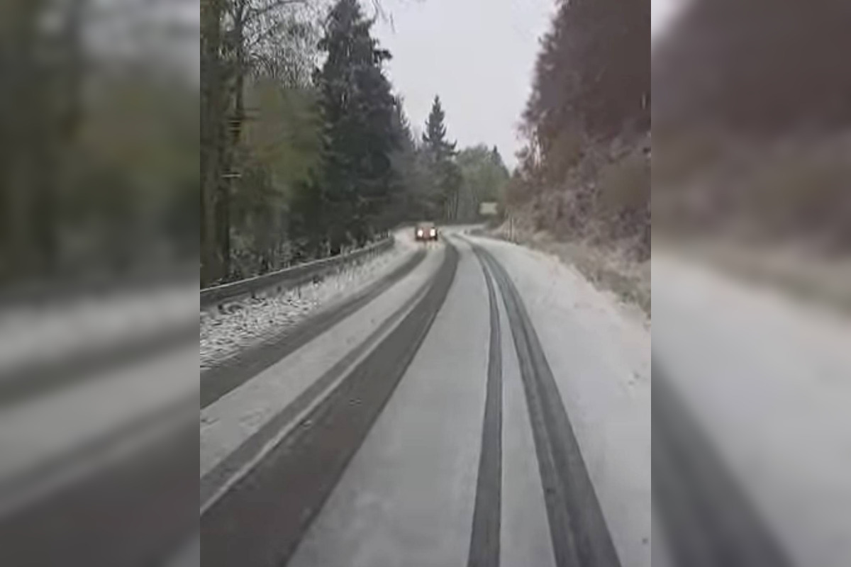 FOTO: Na ceste na Skalku pri Kremnici nasnežilo, vodiči musia zvýšiť opatrnosť, foto 4