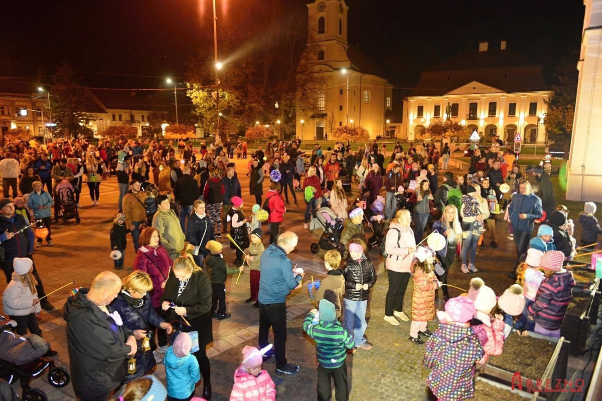 FOTO: Lampiónové sprievody sa vracajú do ulíc, foto 1