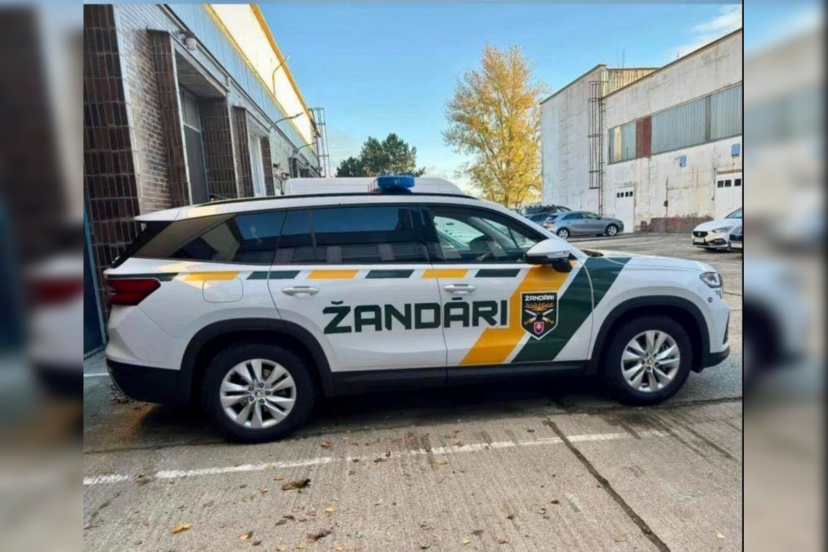 FOTO: Žandárske autá v Trenčíne zaskočili obyvateľov. Minister Kaliňák priznal, že farby vyberal on sám, foto 1