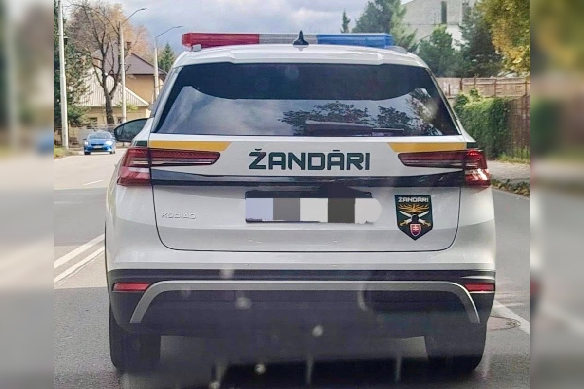 FOTO: Žandárske autá v Trenčíne zaskočili obyvateľov. Minister Kaliňák priznal, že farby vyberal on sám, foto 3