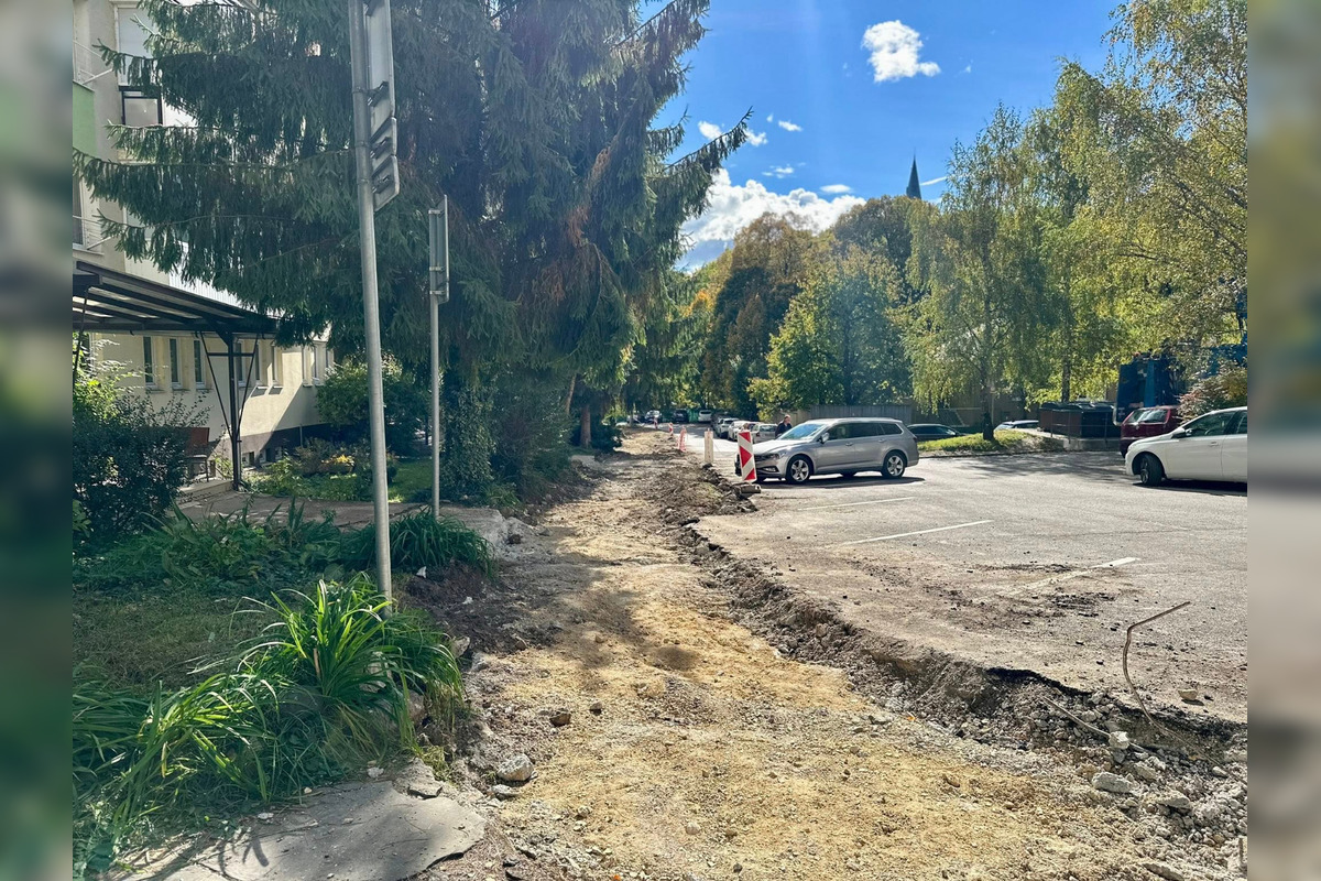 FOTO: V Banskej Bystrici opravujú chodník, pribudnú aj parkovacie miesta, foto 1