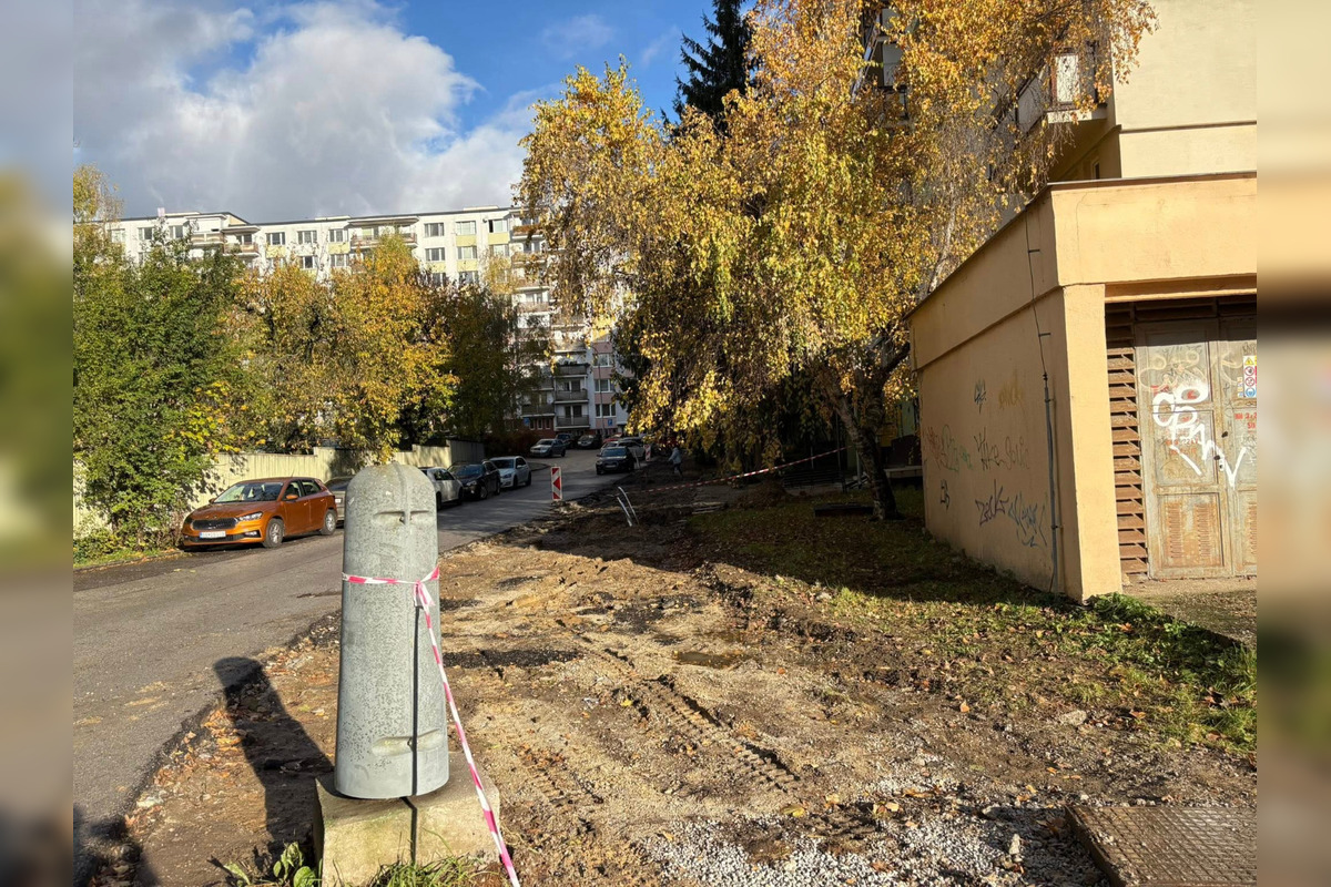 FOTO: V Banskej Bystrici opravujú chodník, pribudnú aj parkovacie miesta, foto 2