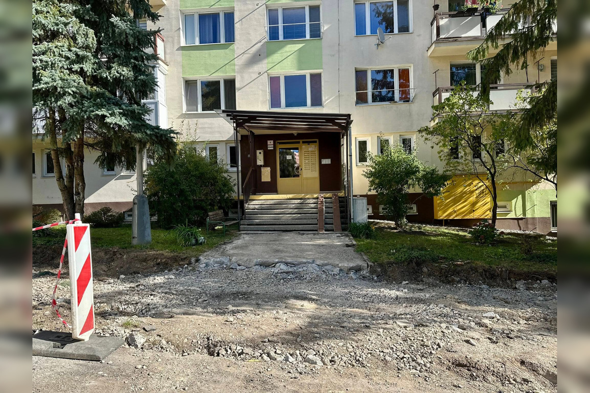 FOTO: V Banskej Bystrici opravujú chodník, pribudnú aj parkovacie miesta, foto 3