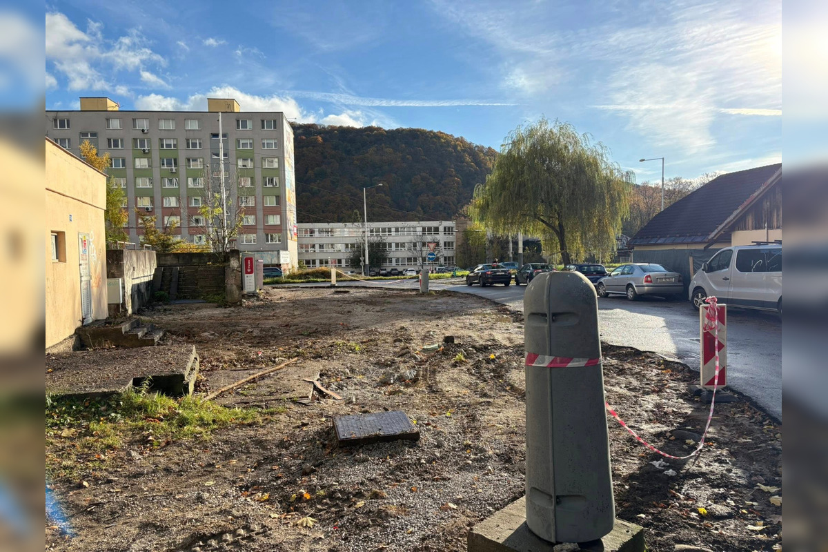 FOTO: V Banskej Bystrici opravujú chodník, pribudnú aj parkovacie miesta, foto 4