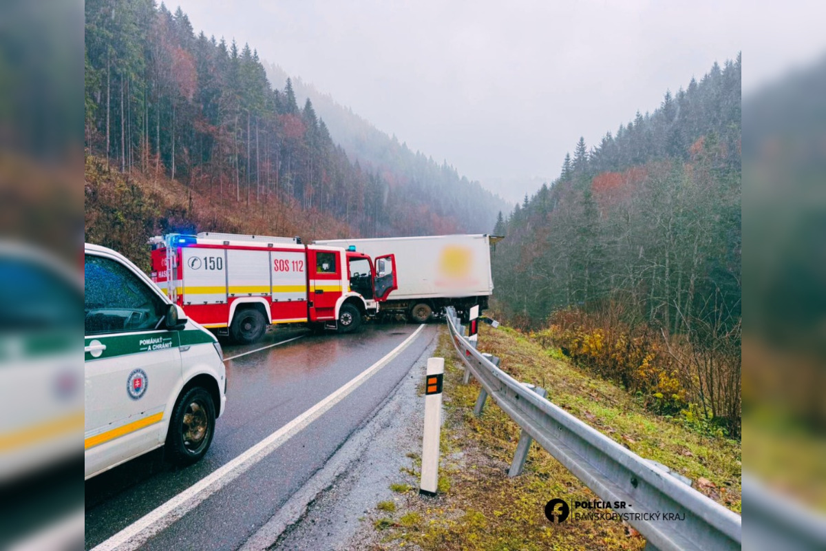 FOTO: Cesta na Donovaly je aktuálne uzavretá, došlo tam k vážnej dopravnej nehode, foto 1