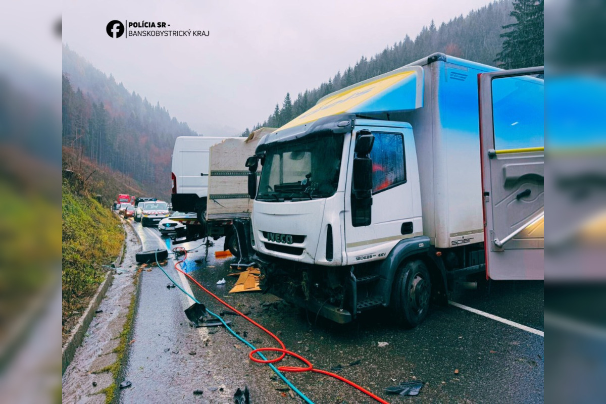 FOTO: Cesta na Donovaly je aktuálne uzavretá, došlo tam k vážnej dopravnej nehode, foto 2