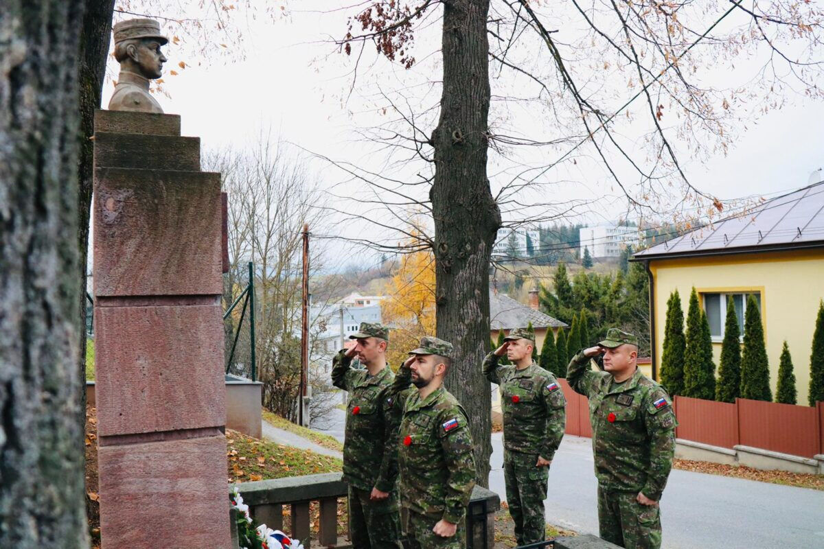 FOTO: V Bystrici si uctia pamiatku padlých vojakov počas Dňa vojnových veteránov , foto 1
