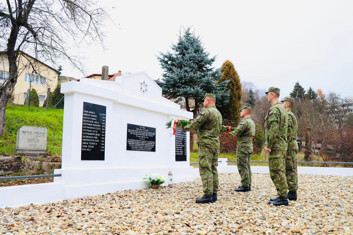 FOTO: V Bystrici si uctia pamiatku padlých vojakov počas Dňa vojnových veteránov , foto 2