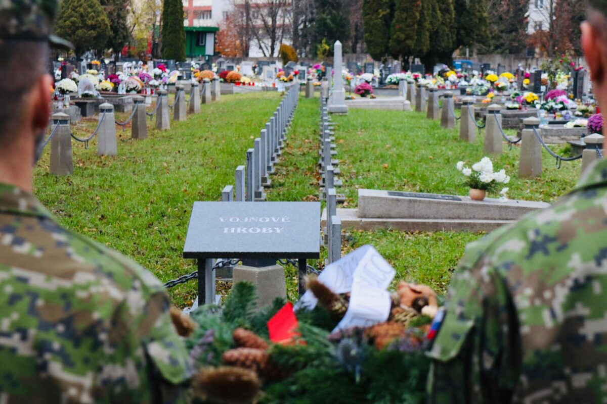 FOTO: V Bystrici si uctia pamiatku padlých vojakov počas Dňa vojnových veteránov , foto 3