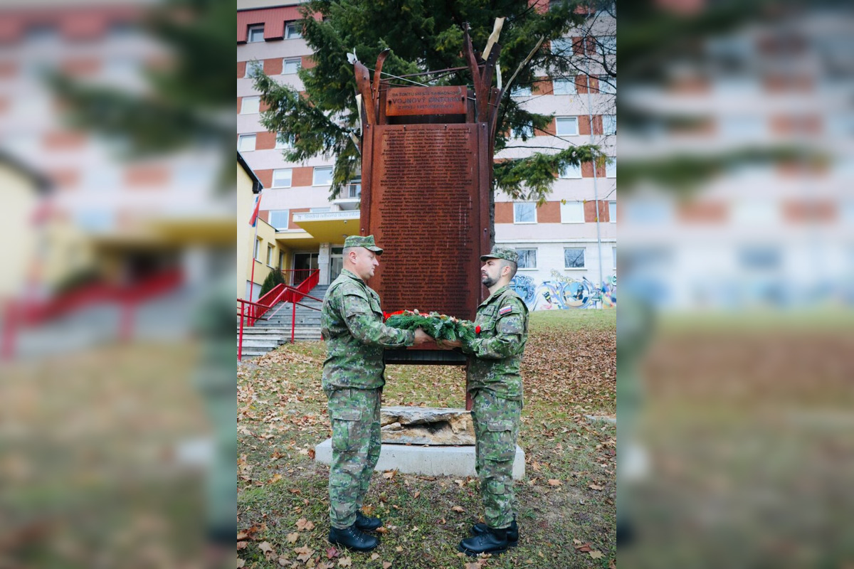 FOTO: V Bystrici si uctia pamiatku padlých vojakov počas Dňa vojnových veteránov , foto 7