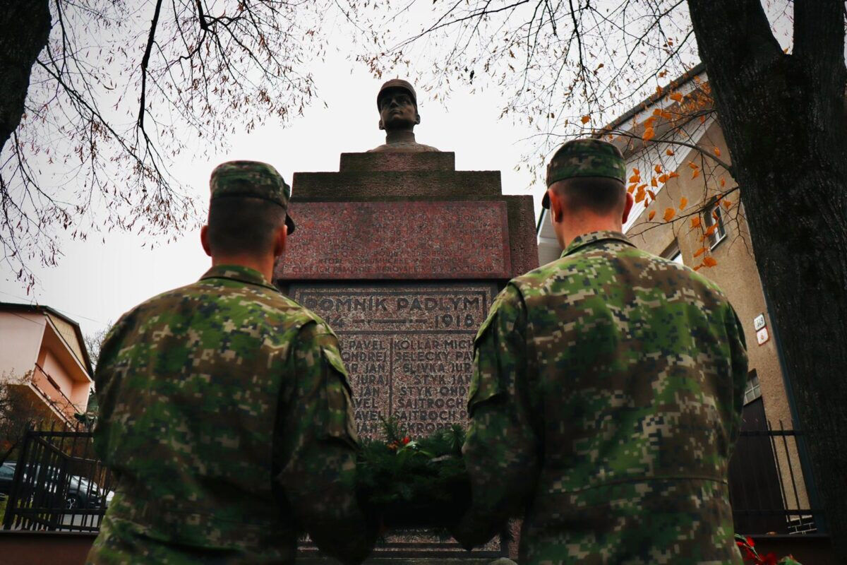 FOTO: V Bystrici si uctia pamiatku padlých vojakov počas Dňa vojnových veteránov , foto 8