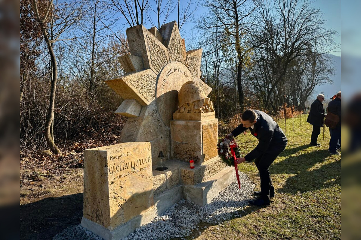 FOTO: V Bystrici si uctia pamiatku padlých vojakov počas Dňa vojnových veteránov , foto 10