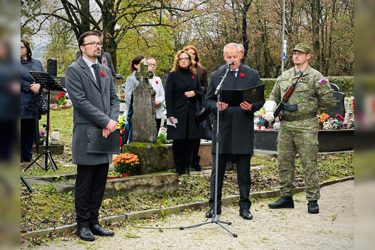 FOTO: V Bystrici si uctia pamiatku padlých vojakov počas Dňa vojnových veteránov , foto 11