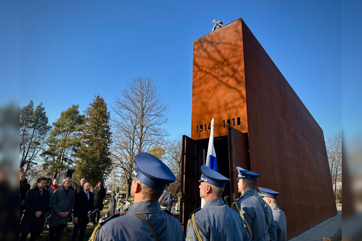 FOTO: V Bystrici si uctia pamiatku padlých vojakov počas Dňa vojnových veteránov , foto 13