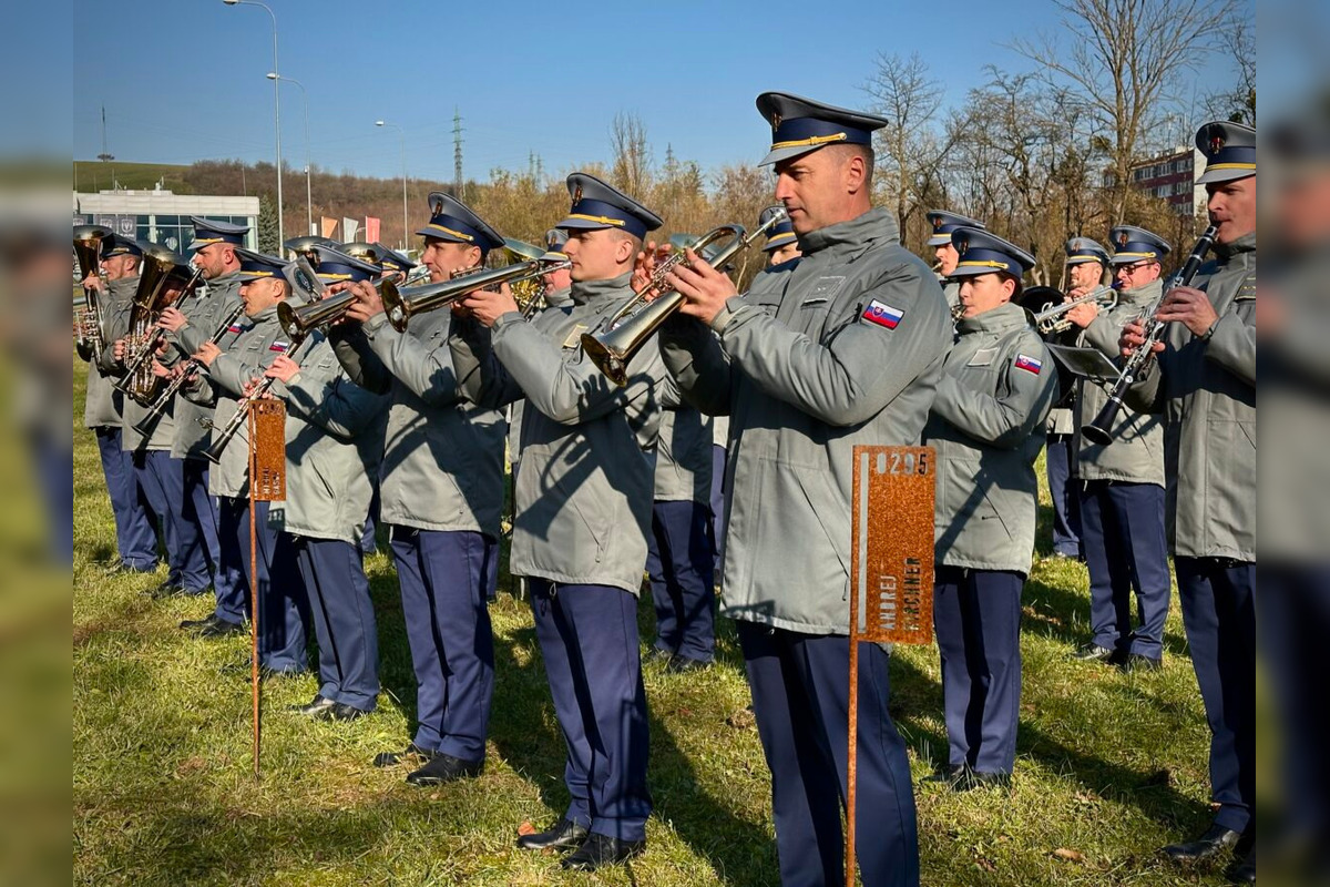 FOTO: V Bystrici si uctia pamiatku padlých vojakov počas Dňa vojnových veteránov , foto 14