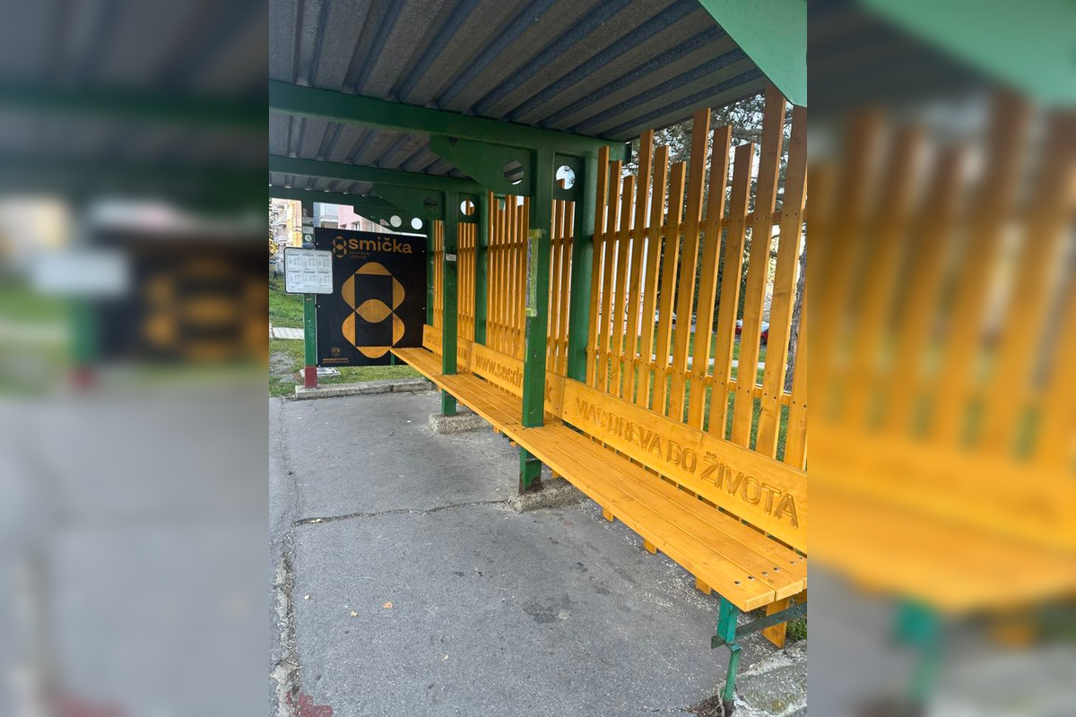 FOTO: Zastávke na Lipovci dali nový vzhľad študenti SOŠ Drevárskej vo Zvolene, foto 1