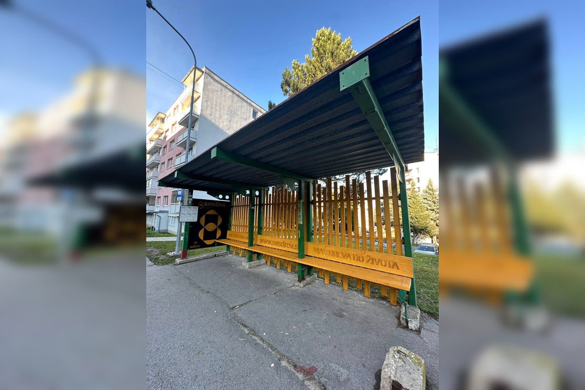 FOTO: Zastávke na Lipovci dali nový vzhľad študenti SOŠ Drevárskej vo Zvolene, foto 3